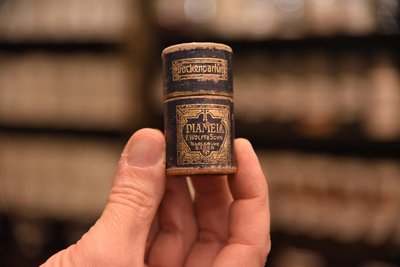 Eine Dose Trockenparfüm, die im Drogeriemuseum in Oelsnitz ausgestellt ist. Sie ist über 100 Jahre alt. Der Inhalt hat von seinem wohltuenden Duft bist heute nichts verloren.