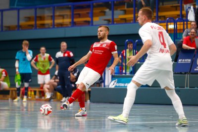 Andrii Remenets (am Ball) erzielte am Samstag das sechste Tor der 05er im Testspiel gegen Liria Berlin.