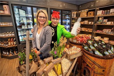 Susann Fritzsch und Ilka Heine-Höfer (von links) beraten zukünftig in der Kostbar. Auch regionale Landwirte können ihre Produkte hier präsentieren.