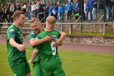 Da war die Welt noch in Ordnung für die SpG Niederdorf/Niederwürschnitz II: Lucas Gündemann (Nr. 9) hat gerade das 2:1 erzielt und wird von seinen Mitspielern gefeiert.