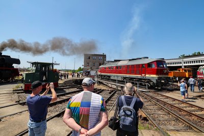 Hochbetrieb auf der Drehscheibe vorm Lokschuppen des Bahnwerkes. Für die Besucher lieferte das immer neue Fotomotive.