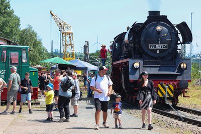 Die Traditionslok des Glauchauer Vereins war zwischen Bahnwerk und Reinholdshain im Dauereinsatz. Fahrzeit für die anderhalb Kilometer: knapp zehn Minuten.