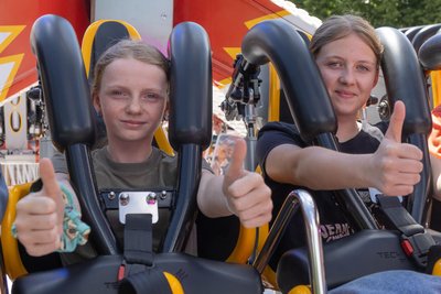 Stella-Marie (l.) und Nina aus Buchholz waren vom „Loop Fighter“ begeistert.