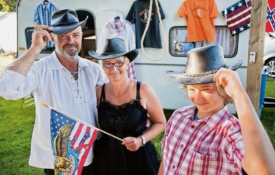 Mit Westernhut und einer Choreografie im Gepäck verbrachte die Familie Wachsmuth - im Bild v.l.: Mario, Ute und Paul - bereits seit Ende vergangener Woche ihre Zeit auf dem Campingplatz. Die Dresdner waren aber nicht nur als Besucher gekommen, sondern traten gestern selbst auf der Bühne auf.