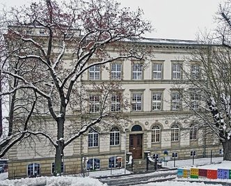 Das Gebäude beherbergt heute die Erich-Ohser-Grundschule. 