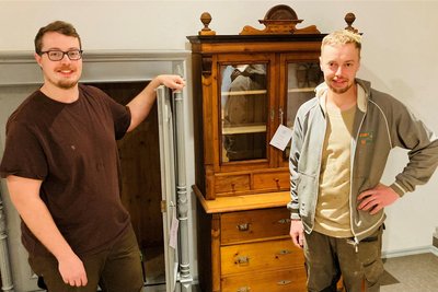 Tobias und Benjamin Kunzmann (r.) betreiben die Firma „Kunzmann Recovery“, die altem Holzmöbel neues Leben einhaucht. Upcycling ist für die Brüder ein großes Thema. Dafür kehrten sie aus der Großstadt ins heimische Erzgebirge zurück.