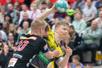 Oberlosas Nico Schneider (hier am Ball gegen den HC Erlangen) verletzte sich im Trainingslager schwer.