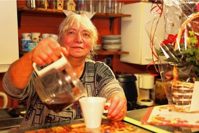 Karin Sens war 16 Jahre die Chefin der "Burgküche" in der Werdauer Burgstraße. An diesem letzten Donnerstag wurden die 66-Jährige und das Lokal gemeinsam mit den Stammgästen gebürtig verabschiedet. 