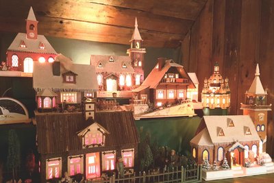 Kleinen beleuchteten Häusern begegnen Ausstellungsbesucher auf Schritt und Tritt.