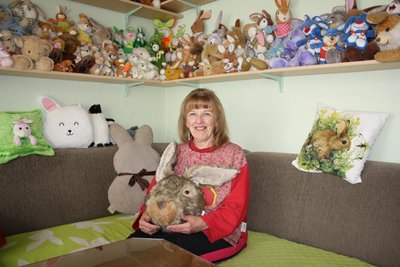 Bei Marion Stumpf in Neukirchen ist das ganze Jahr Ostern. Sie sammelt Hasen aus Plüsch.