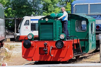 Lernt in Glauchau Lokführer und mischt natürlich im Verein mit: Kevin Leidenfrost auf einer im Bahnwerk wieder aufgebauten Rangierlok, Baujahr 1954.