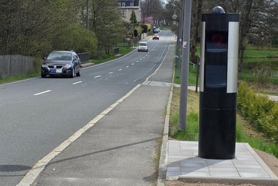 Der Blitzer in Schöneck löste im halben Jahr 3742-mal aus.