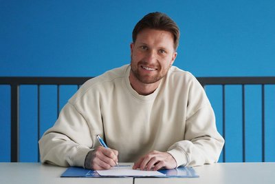Jan Löhmannsröben bei der Vertragsunterzeichnung.