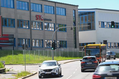 Aus diesen Firmengebäuden von STC Spinnzwirn an der Zwickauer Straße gehen Textilmaschinen in die ganze Welt.