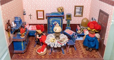 Die Schwarzwälder Bauernstube aus dem Jahr 1934 ist die älteste von etwa 50 Miniatur- oder Puppenstuben, die derzeit im Auerbacher Museum ausgestellt sind. 