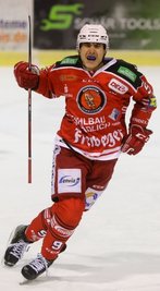 Filip Reisnecker bejubelt sein 1:0 für die Eispiraten im Heimspiel gegen Dresden. 