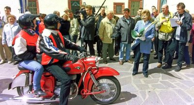 Ende der 1990er-Jahre: Ein Motorradkorso startet vom Schloss Augustusburg.