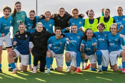 Amy Preußler (3. v. l., hintere Reihe) mit der Frauenmannschaft des Chemnitzer FC nach dem Landesliga-Sieg bei Chemie Leipzig.