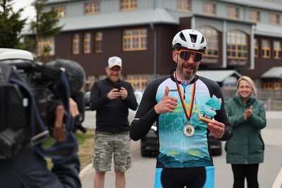 Geschafft und glücklich: Hagen Schanze kommt auf dem Fichtelberg an.