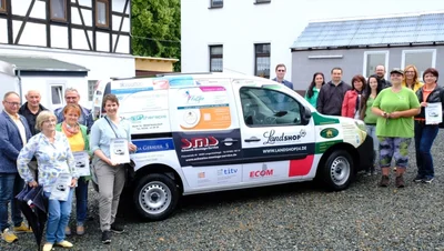 Das neue Auto, Vertreter der Sponsoren und Tierheimchefin Andrea Thomas (rechts vorn). 