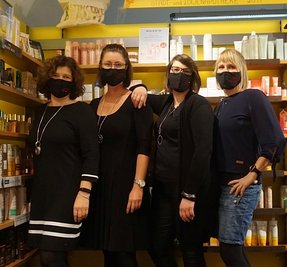 Im Inneren der Geschäfte wie hier in der Löwen-Apotheke gehörten Masken dazu. Im Bild v. l.: Jana Gruhn, Susan Lämmel, Nadine Greif und Tina Teicher.