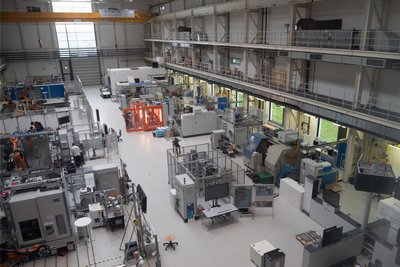 In dieser Maschinenhalle des Fraunhofer-Instituts entsteht Schritt für Schritt die Produktionsstrecke der Referenzfabrik H2.