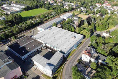 Die Produktionsflächen des Unternehmens STC Spinnzwirn an der Zwickauer Straße aus der Vogelperspektive.