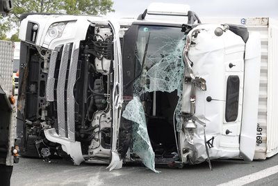 Auf der A4 bei Hainichen ist ein Lkw umgekippt. 