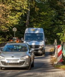 Das Nadelöhr an der Papierfabrik zwischen Nennigmühle und Olbernhau steht symbolhaft für den Zustand der Staatsstraßen. 