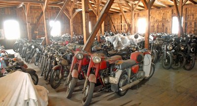 Die Sammlung des Motorradmuseums Augustusburg von über 800 Fahrzeugen machte auch nach der Wende noch die Aus- bzw. Einlagerung von Maschinen in Depots außerhalb der Burganlage wie Ende der 1990er-Jahre erforderlich. 