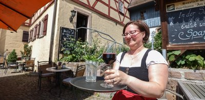 Sabine Wernicke, Betriebsleiterin im "Kellerhaus" am Schloßberg , bei der Arbeit. Weil Personal knapp ist, hat das urige Restaurant einen Ruhetag eingeführt und die Öffnungszeit an Sonntagen verkürzt. Kein Einzelfall in der Chemnitzer Gastro-Landschaft. 