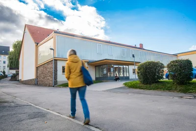 Blick auf die Turnhalle auf dem Zeller Berg. 