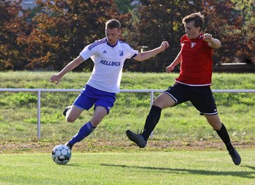 Im ersten Heimspiel der aktuellen Sachsenligasaison gegen die SG Dresden Striesen stand Clemens Prasser (links) selbst noch mit auf dem Feld beim VfB Empor Glauchau. In den nächsten Monaten muss die Mannschaft auf denRechtsverteidiger vorerst verzichten. Aber nicht verletzungsbedingt ...