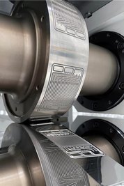 Wälzprägen von Bipolarplatten mit der neuen Rollwalzen-Technologie.