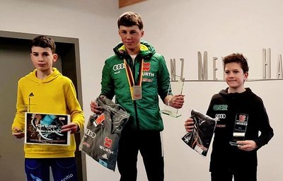 Nick Seidel vom VSC Klingenthal (Mitte) gewann in der Gesamtwertung vor seinem Vereinskameraden Fritz Ungethüm (links). 