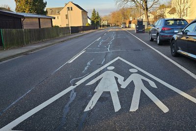 Wer erst am Piktogramm auf der Straße bremst, dem droht ein teures Foto vom Superblitzer.