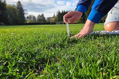 Mehr als 10.000 Euro wurden für den neuen Rasenroboter gespendet. Bis auf den Zentimeter genau soll der künftig auf dem Spielfeld für optimale Bedingungen sorgen.