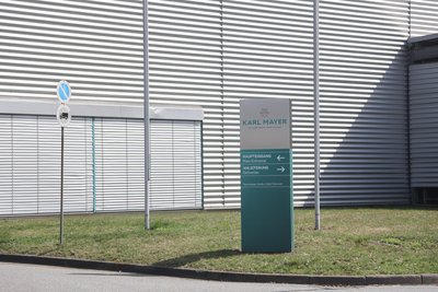 Die Produktionshalle des Unternehmens Karl Mayer Technische Textilien an der Mauersbergerstraße.