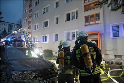 Ein Großaufgebot an Rettungskräften war am Abend des 2. Mai wegen eines Brandes in einem Wohnblock an der Maxim-Gorki-Straße in Freiberg im Einsatz. Feuerwehrleute löschten den Brand und brachten die 22 Bewohner in Sicherheit. Foto: Marcel Schlenkrich