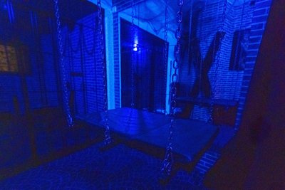 Gefängniszelle mit Liebesschaukel.