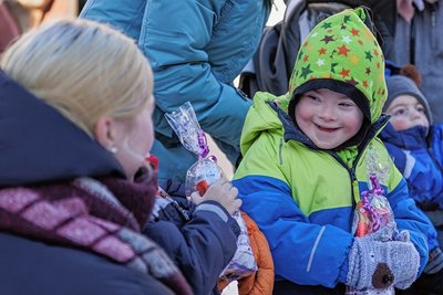 Sie sind alle ganz individuelle kleine Persönlichkeiten, die Mädchen und Jungen aus dem heilpädagogischen Kindergarten der Lebenshilfe Annaberg. Die Freude über den Besuch des Weihnachtsmannes ist aber bei allen gleich groß.