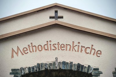 Über dem Eingang erinnert noch der Schriftzug „Methodistenkirche“ an die frühere Bestimmung.