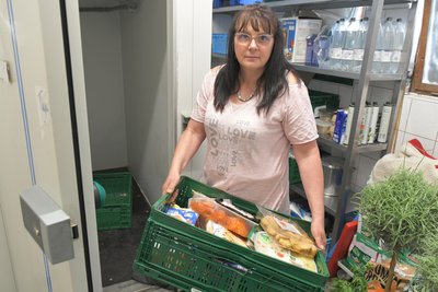 Seit 2022 leitet Anja Fiedler die Tafel in Freiberg. 2025 musste sie einen kaputten Kühlschrank leerräumen.