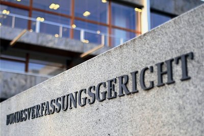 Mit Spannung wird am Dienstag die erste grundsätzliche Entscheidung des Bundesverfassungsgerichts zu den Freiheitsbeschränkungen in der Coronapandemie erwartet. 