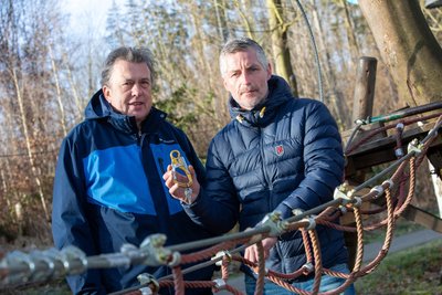 Betreiberwechsel im Kletterwald: Jörg Böhm (links) hat die Schlüssel an seinen Nachfolger Alexander Persigehl übergeben.