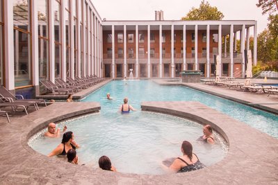 Draußen baden, selbst im Winter: in der Saarow Therme.