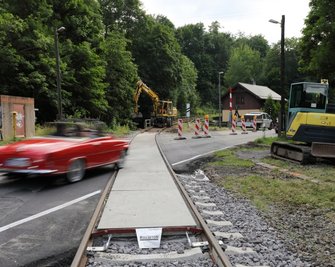 Nach Bauarbeiten im Gleisbereich ist der Bahnübergang am Ortseingang von Antonsthal wieder passierbar, zeitweise gab es noch eine Ampelregelung. Arbeiten im Straßenrandbereich stehen hier aber noch aus. 