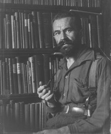 Rudolf Zimmermann vor einem Bücherregal um 1925.
