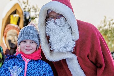 Auch bei der sechsjährigen Xenija, die dem Weihnachtsmann als Dankeschön der Kinder ein großes gebasteltes Bild überreichen durfte.