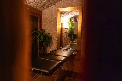 Ein Raum mit Massageliege.